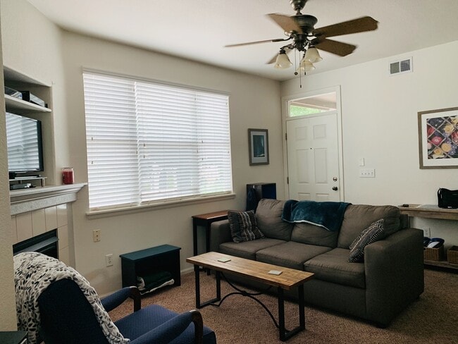 Building Photo - Beautiful 2 bed, 2 bath condo with 1 car garage and easy access to I-25