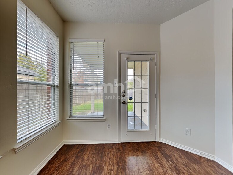 Building Photo - 2510 Valley Creek Dr