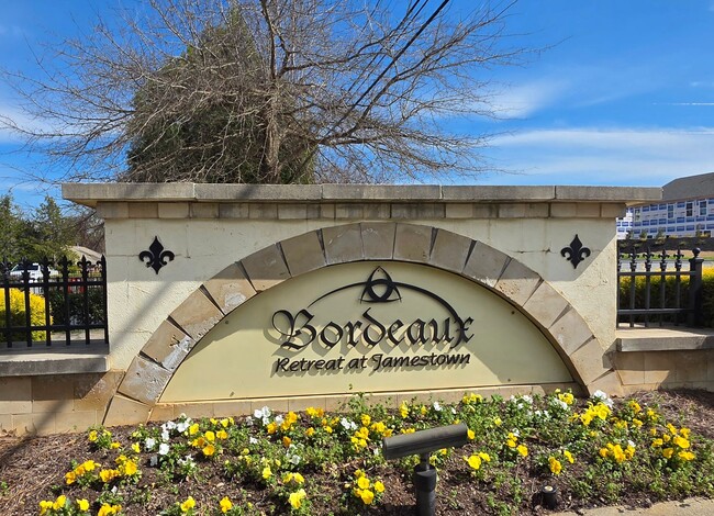 Building Photo - 3 BR townhome in Jamestown!