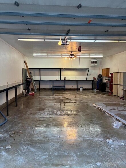 Building Photo - 8102 Oakwood Ave NE