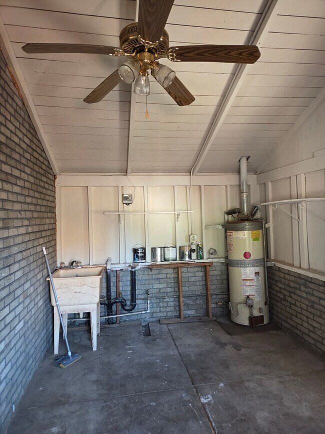 Building Photo - Two bedroom Charmer