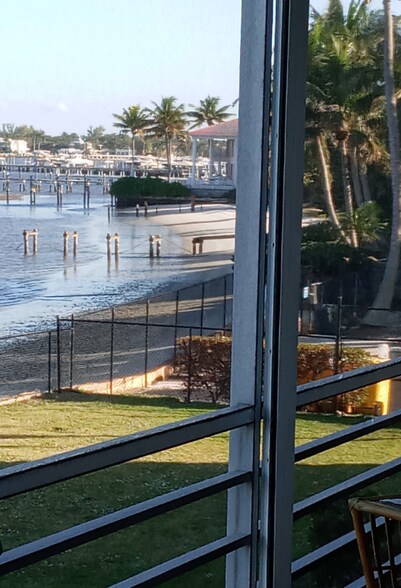 Building Photo - 1516 S Lakeside Dr