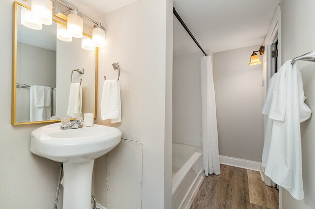 Building Photo - "Charming 3-Bed Townhouse Retreat in the H...