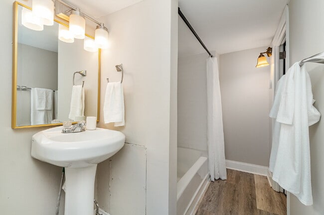 Building Photo - "Charming 3-Bed Townhouse Retreat in the Heart of Lancaster – Spacious 1728 Sq Ft Living!"