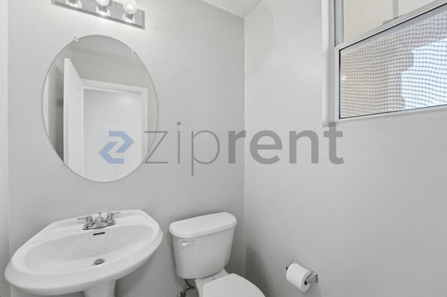 Building Photo - 3852 E Fruitvale Ave