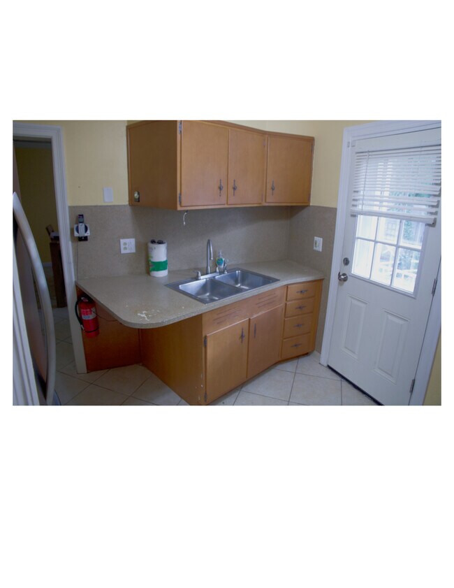 Building Photo - 754 E Washington Ave