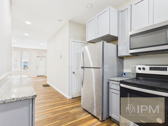 Building Photo - Available Now! Charming 3 Bedroom, 2 Bath ...