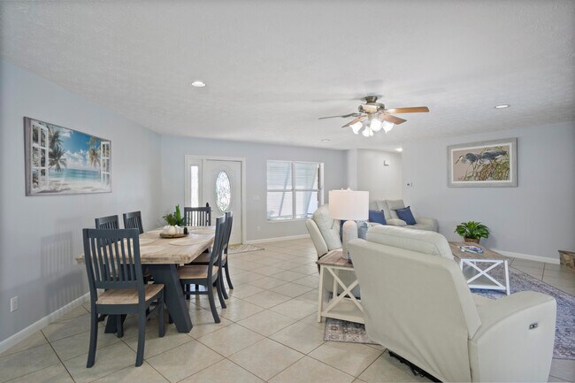 Building Photo - 1360 SW Albatross Way