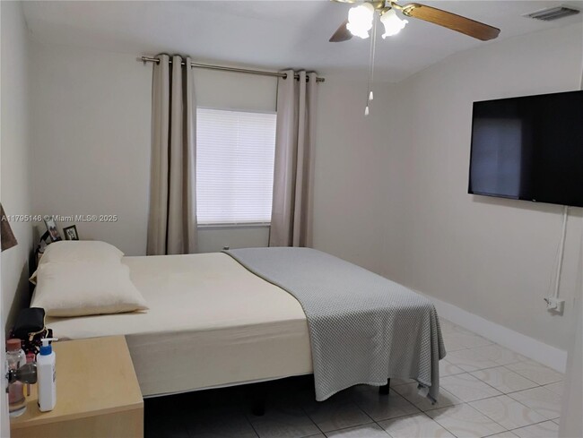 Building Photo - 252 S Biscayne River Dr