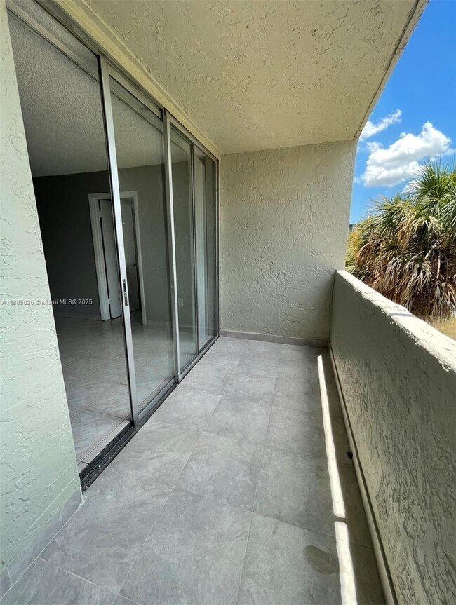 Building Photo - 10000 NW 80th Ct