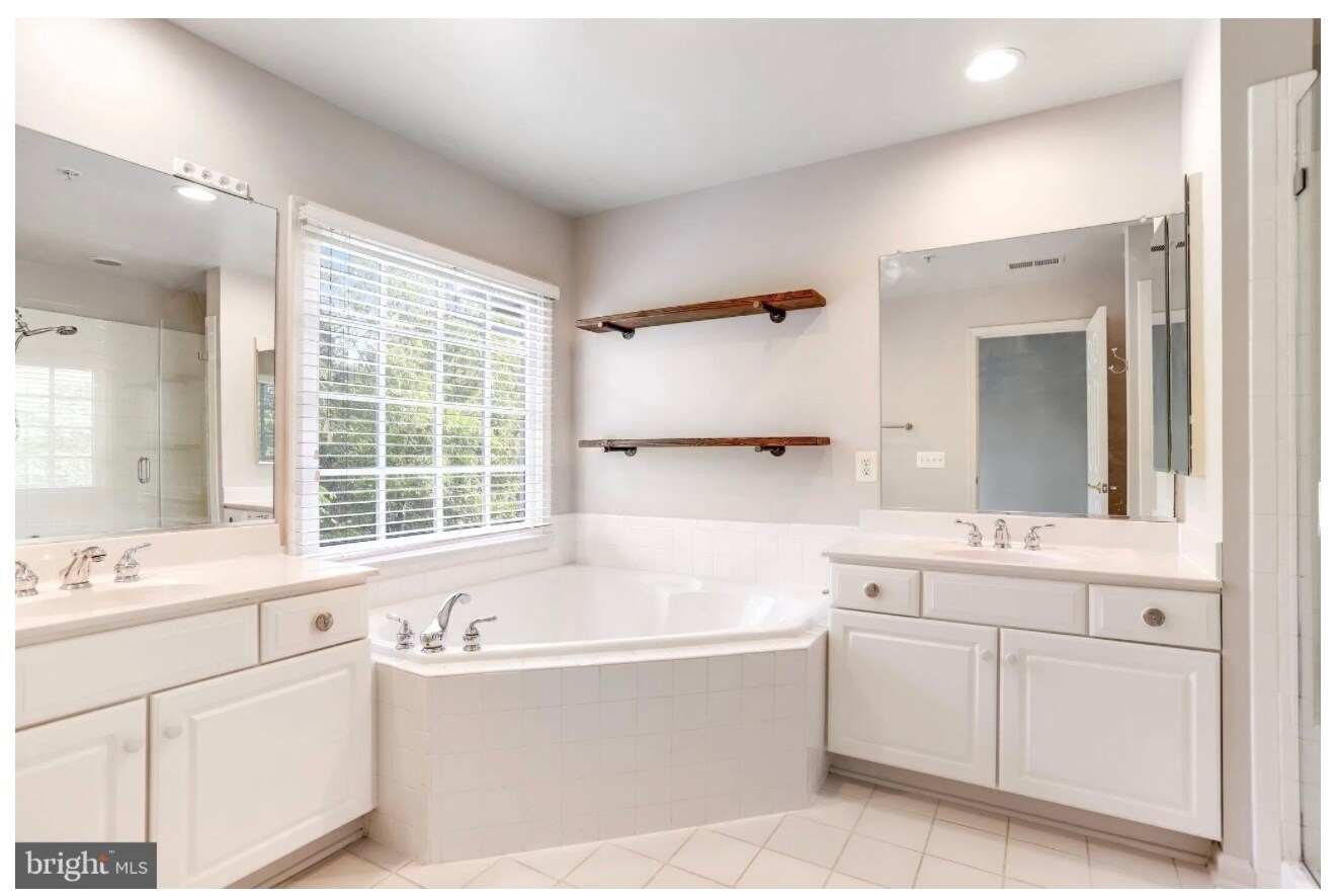 Building Photo - 213 Oak Knoll Ter