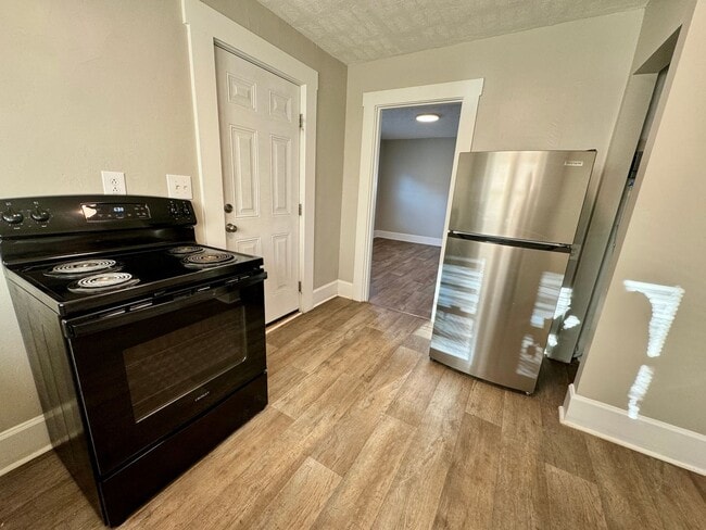 Building Photo - 1 Bedroom Duplex!