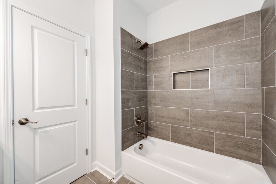 Building Photo - 922 W Davidson Ave