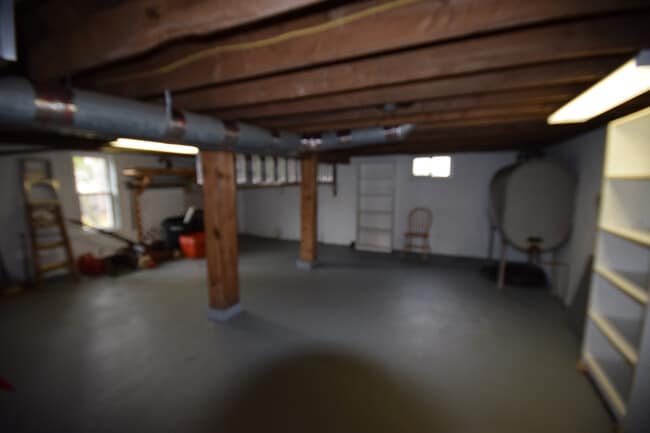 Building Photo - Professionals Only - 3 bedrooms 1 bath house