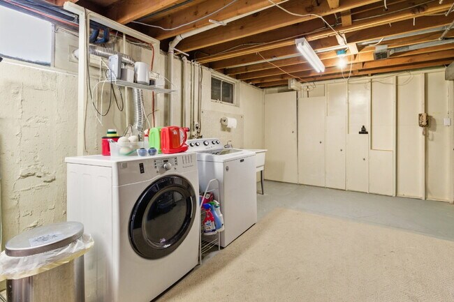 Building Photo - Beautiful 4 Bedroom/3 Bathroom Home in University Hills Area!