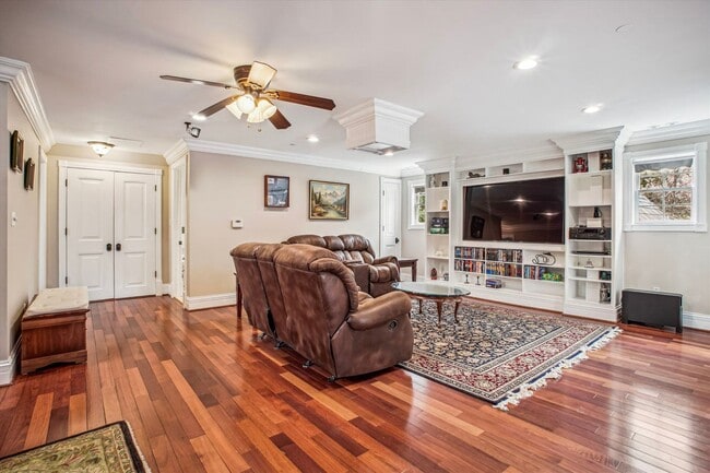 Building Photo - Stunning and Spacious Single Family Home S...