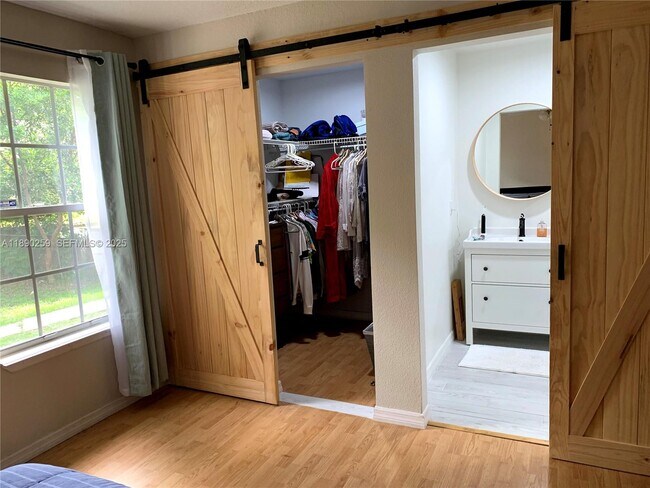 Building Photo - 325 E Plymouth Ave