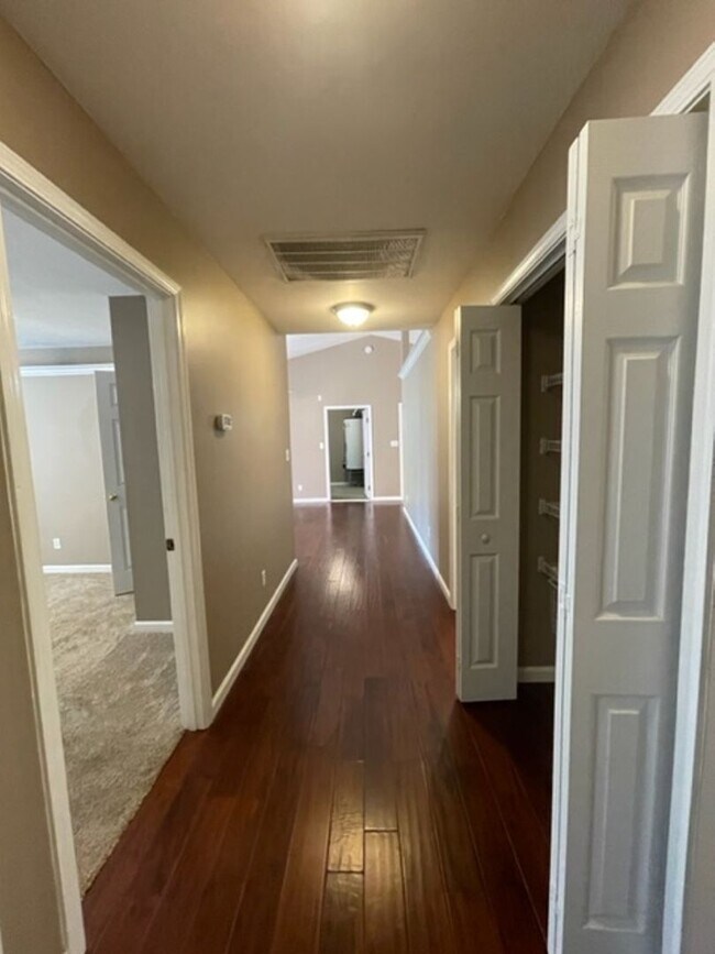 Building Photo - Hardin Valley Knoxville 37932 - 4 bedroom, 2 bath home - Call Ed Johnson 865-924-5045