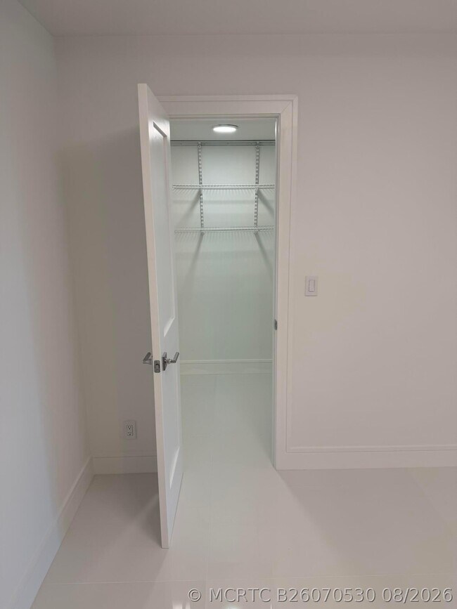 Building Photo - 6439 Bay Club Dr