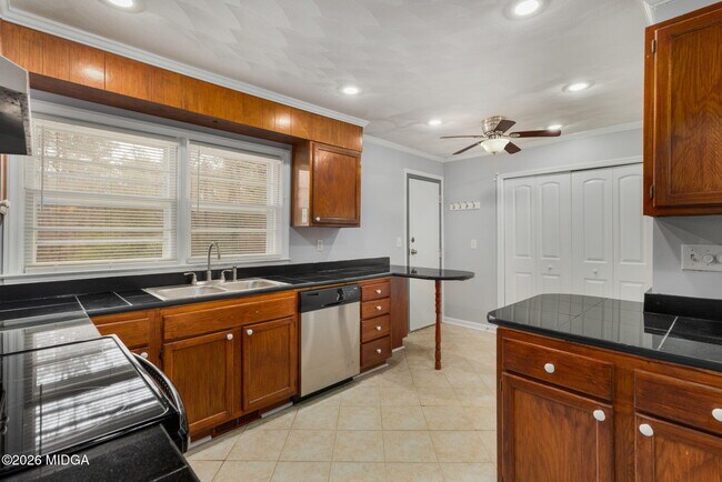 Building Photo - 1496 Wesleyan Dr