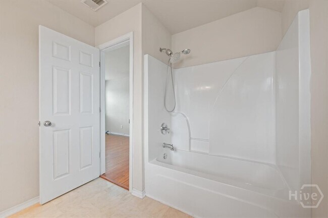 Building Photo - 17 Bushwood Dr