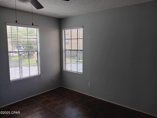 Building Photo - 300 Lakepointe Dr