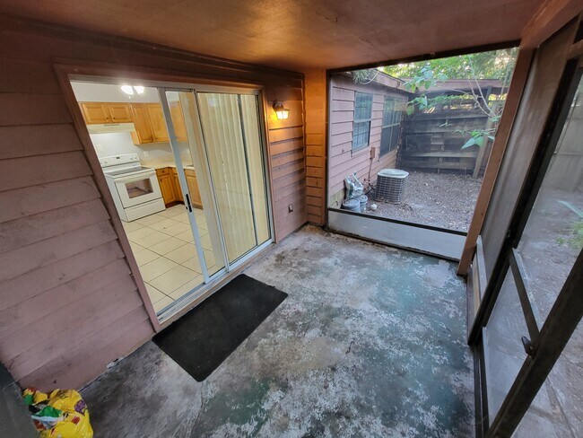 Building Photo - 4846 Royal Palm Ave