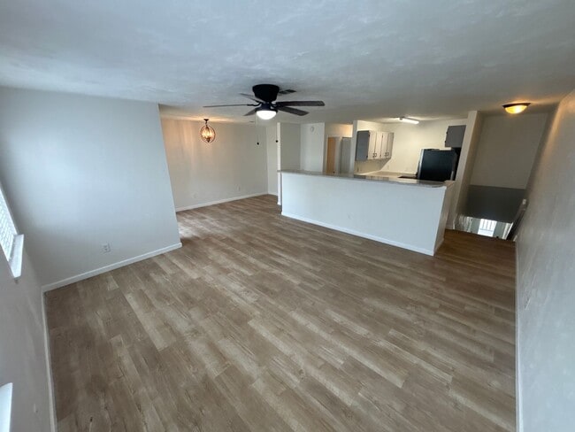 Building Photo - 2 Bedroom 2 1/2 bath in the Lakes Townhome...