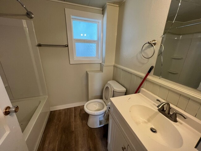 Building Photo - 2 bed, 1 bath in great Mid Town location!