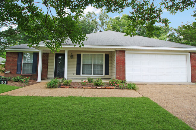 Primary Photo - 320 Hawthorne Dr
