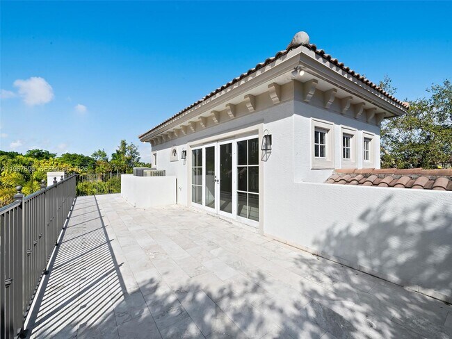 Building Photo - 827 SE 2nd Ct