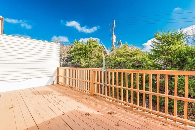Building Photo - 437 S Gallaher View Rd