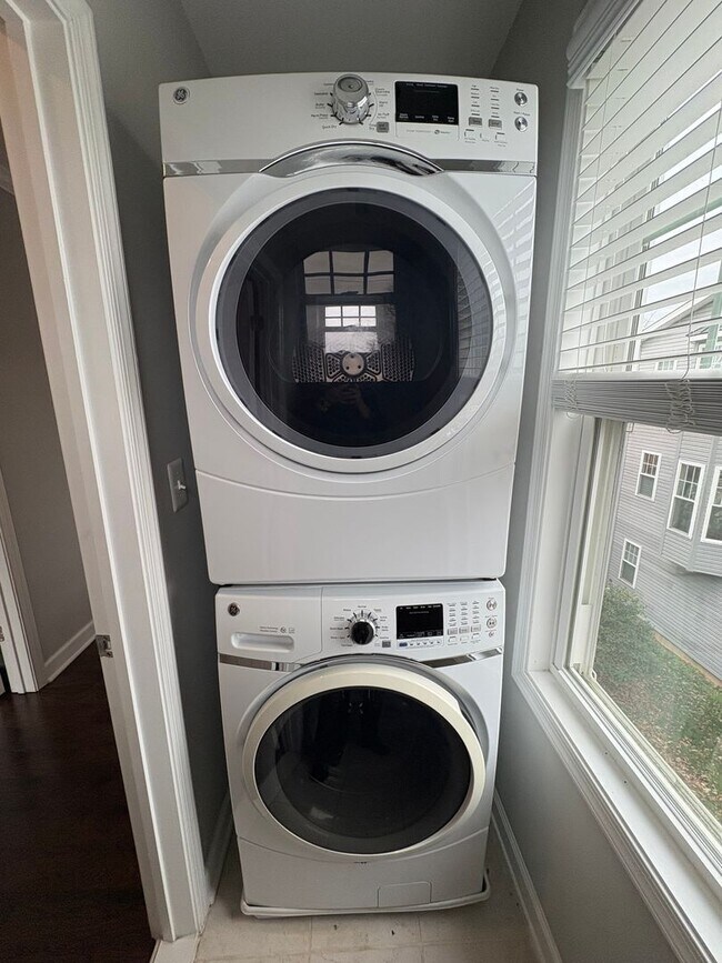 Building Photo - Beautiful Home Conveniently Located in Alexandria w/ Lower Level Suite