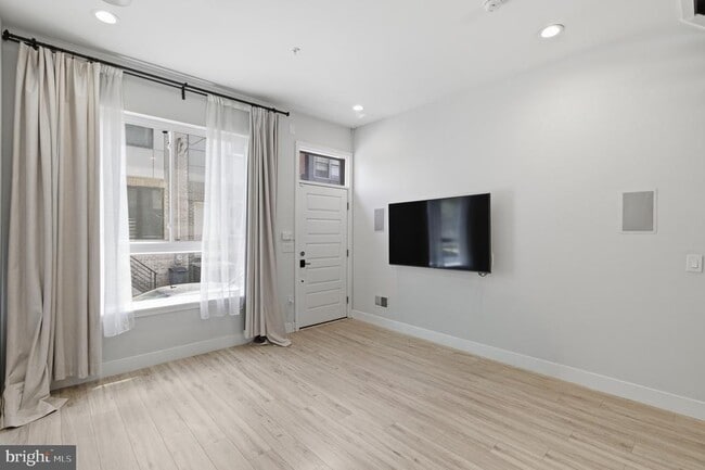 Building Photo - 1448 N Myrtlewood St