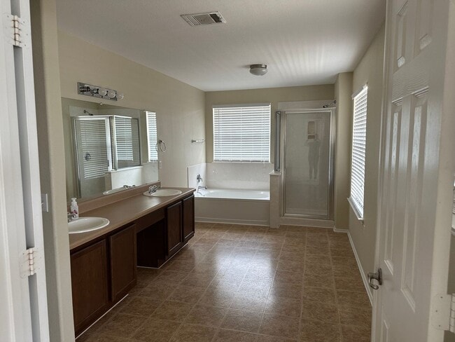 Building Photo - Modern 3/BR 2.5/BA Home with Stylish Kitch...