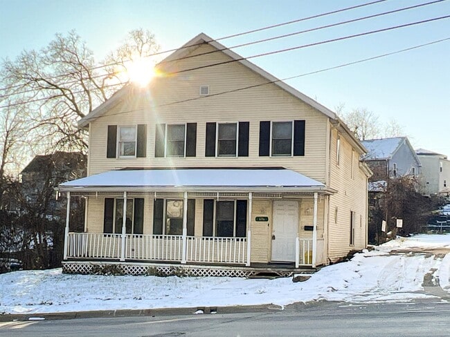 Primary Photo - 696 University Ave