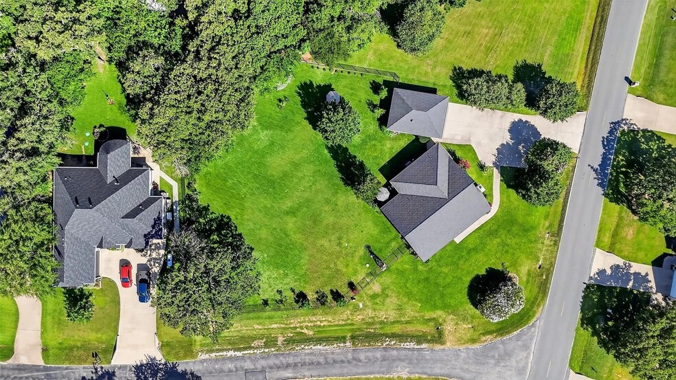 Building Photo - 122 Comanche Dr