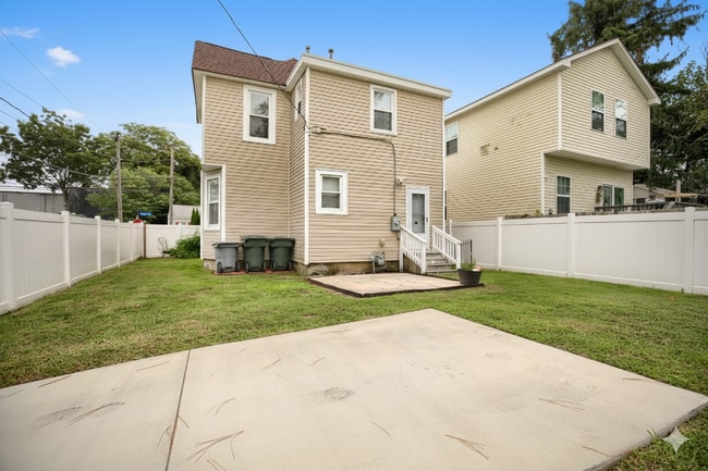 Building Photo - 525 Eaton St