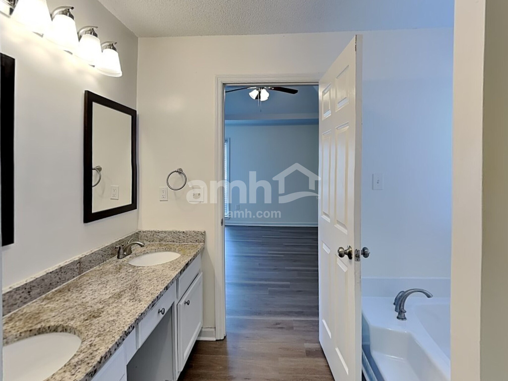 Building Photo - 3255 Dogwood Dr