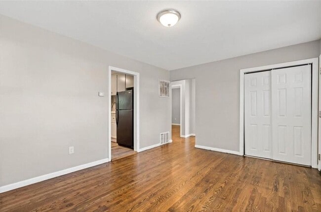 Building Photo - 2 bed one bath very nice house