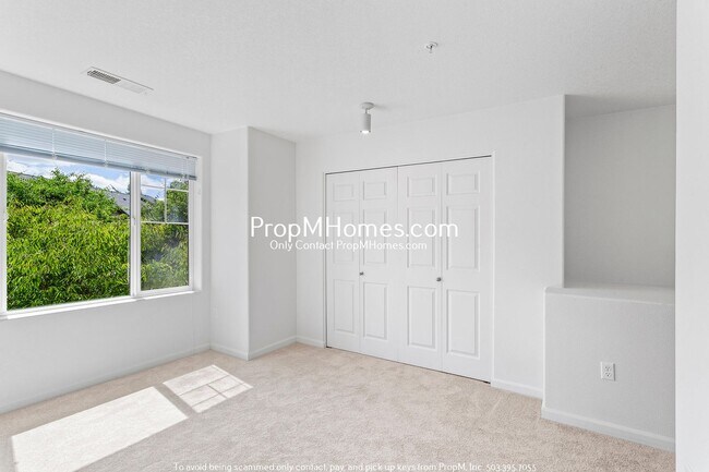 Building Photo - Two Bedroom Condo in Progress Ridge - Lake...