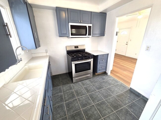 Building Photo - Updated 2 Bedroom 1 Bath Home on Large Lot