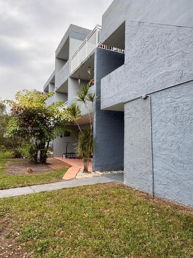 Building Photo - 9365 Fontainebleau Blvd