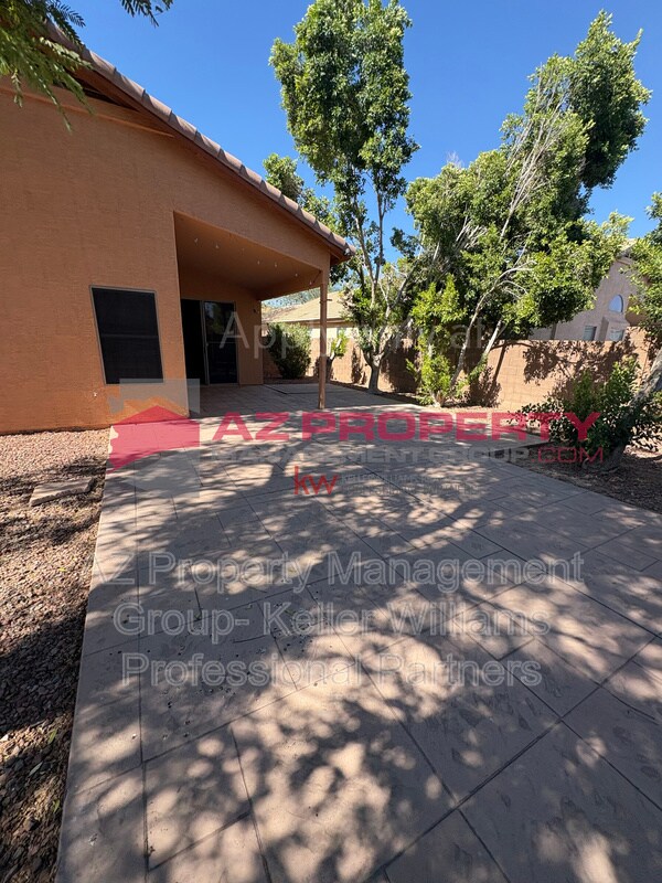 Building Photo - 15745 W Latham St