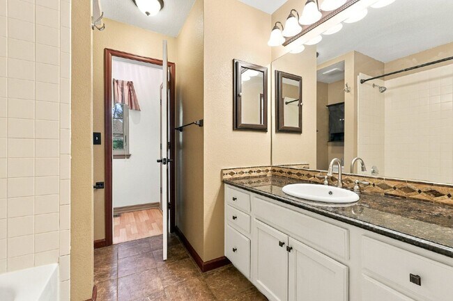 Building Photo - 5524 W Canyon Trail