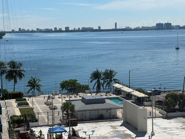 Building Photo - 600 NE 36th St