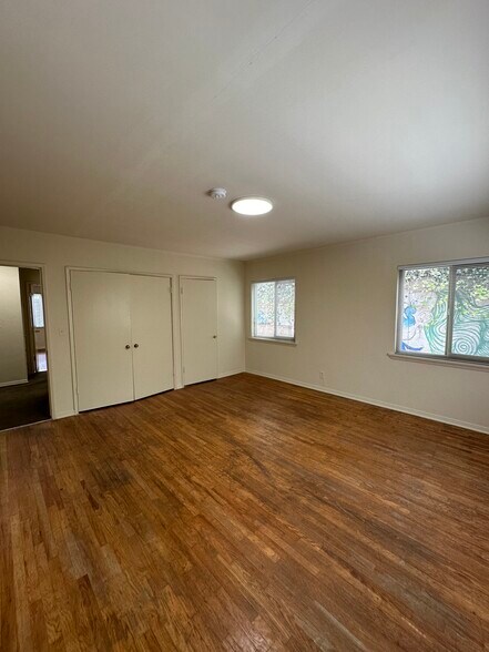 Building Photo - 548 Kelton Ave