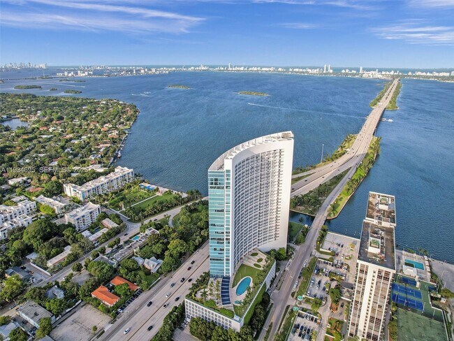 Building Photo - 601 NE 36th St