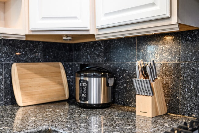 Building Photo - 1250 Stratford Ln