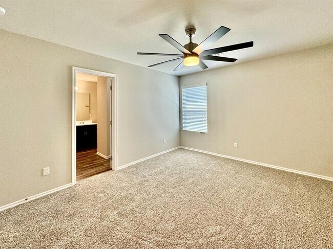 Building Photo - 933 Klare Ln